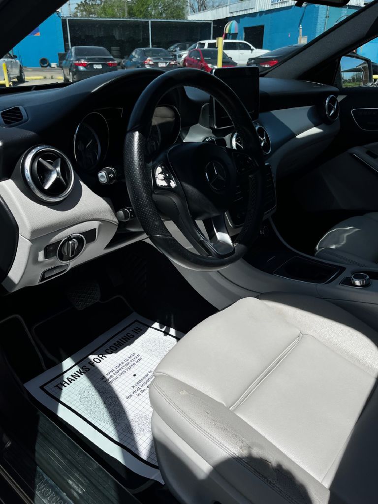 Photo 5 of this MERCEDES-BENZ GLA