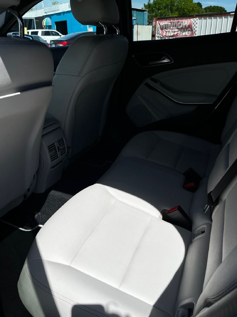 Photo 6 of this MERCEDES-BENZ GLA