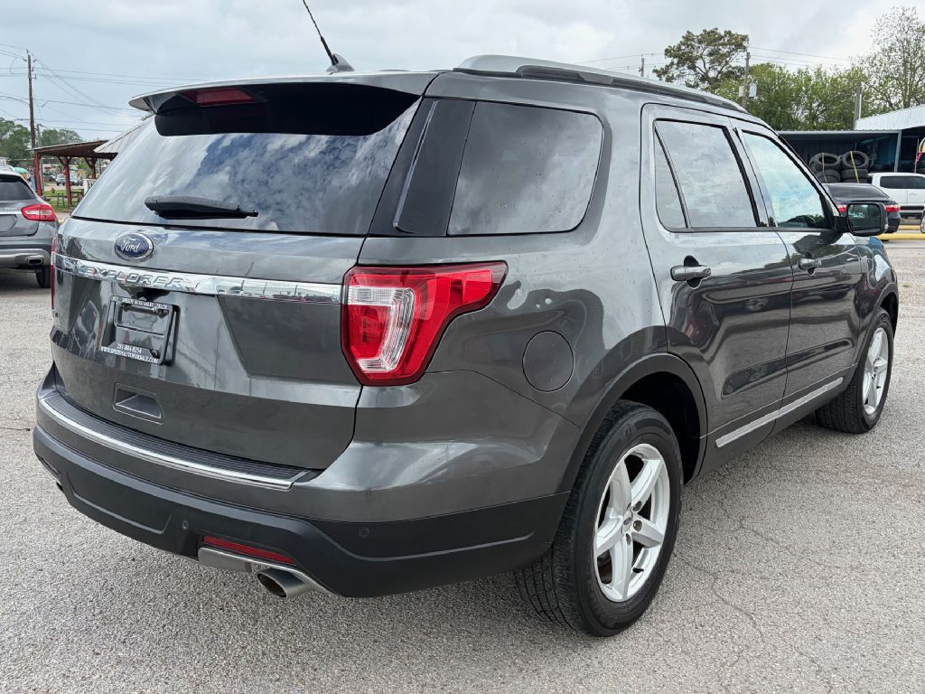 Photo 3 of this FORD EXPLORER