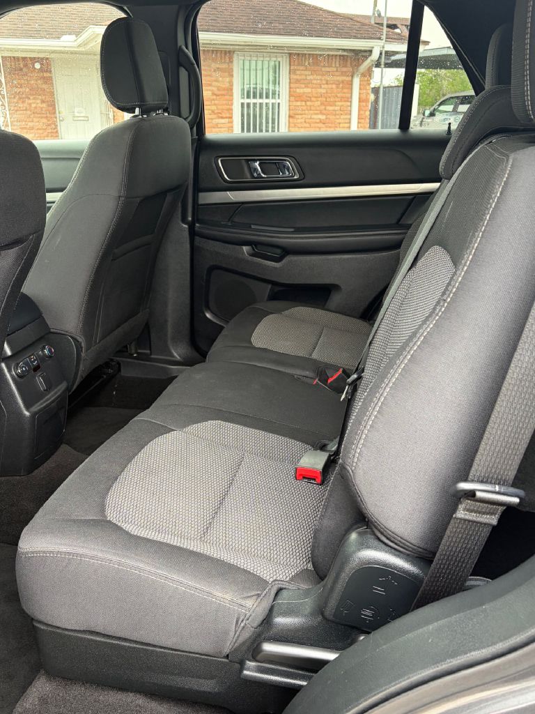 Photo 6 of this FORD EXPLORER