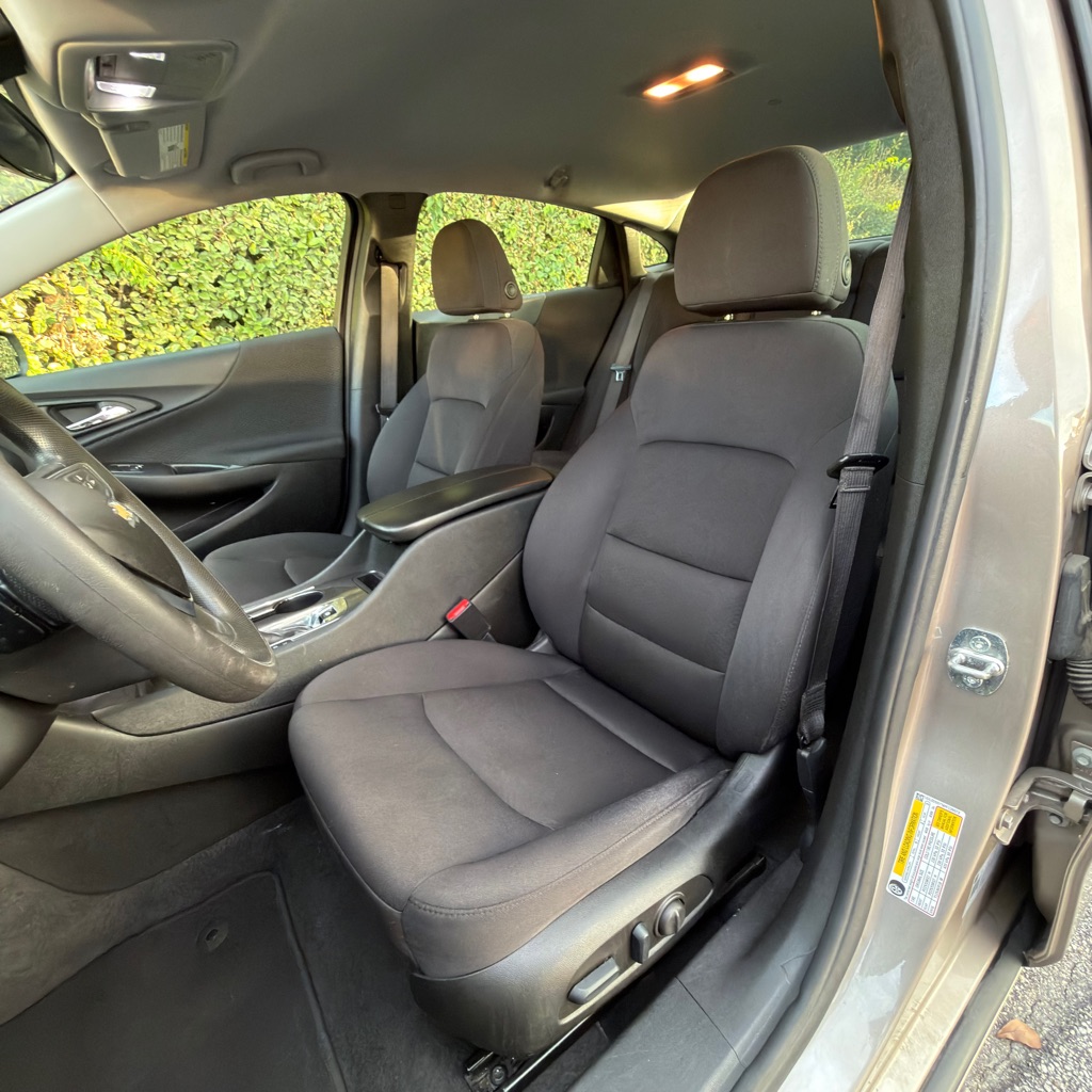 Photo 9 of this CHEVROLET MALIBU