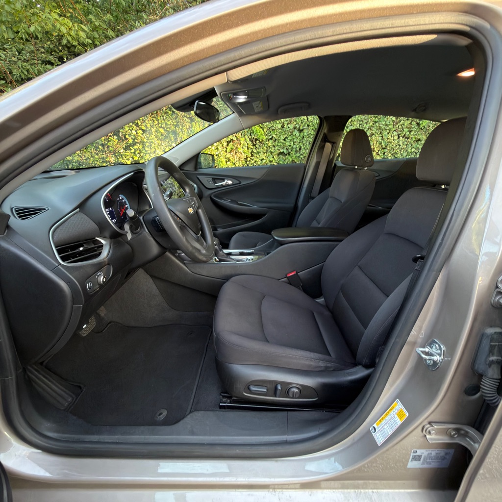 Photo 10 of this CHEVROLET MALIBU