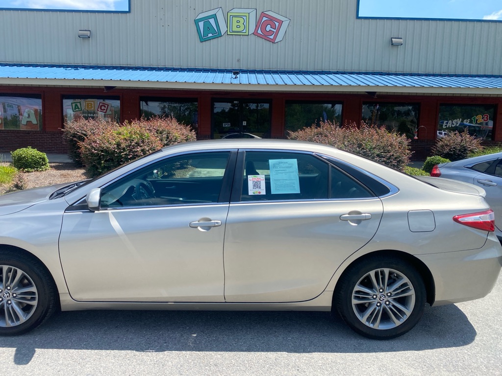 2016 Toyota Camry Special Edition's photo