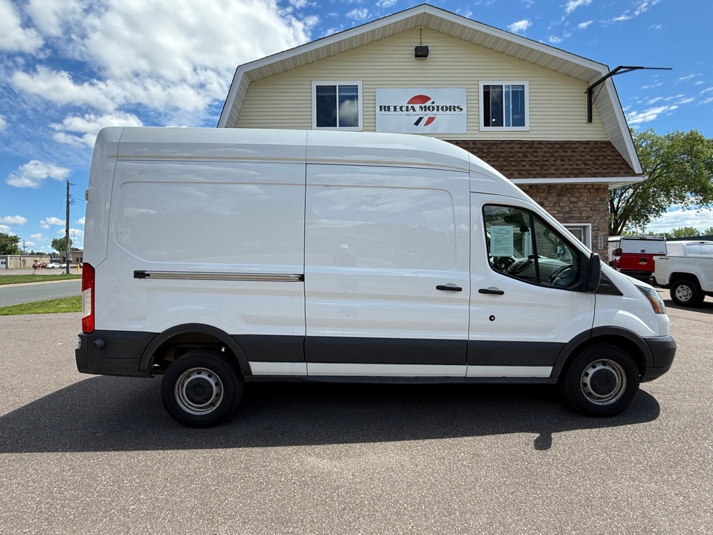 Photo 2 of this FORD TRANSIT