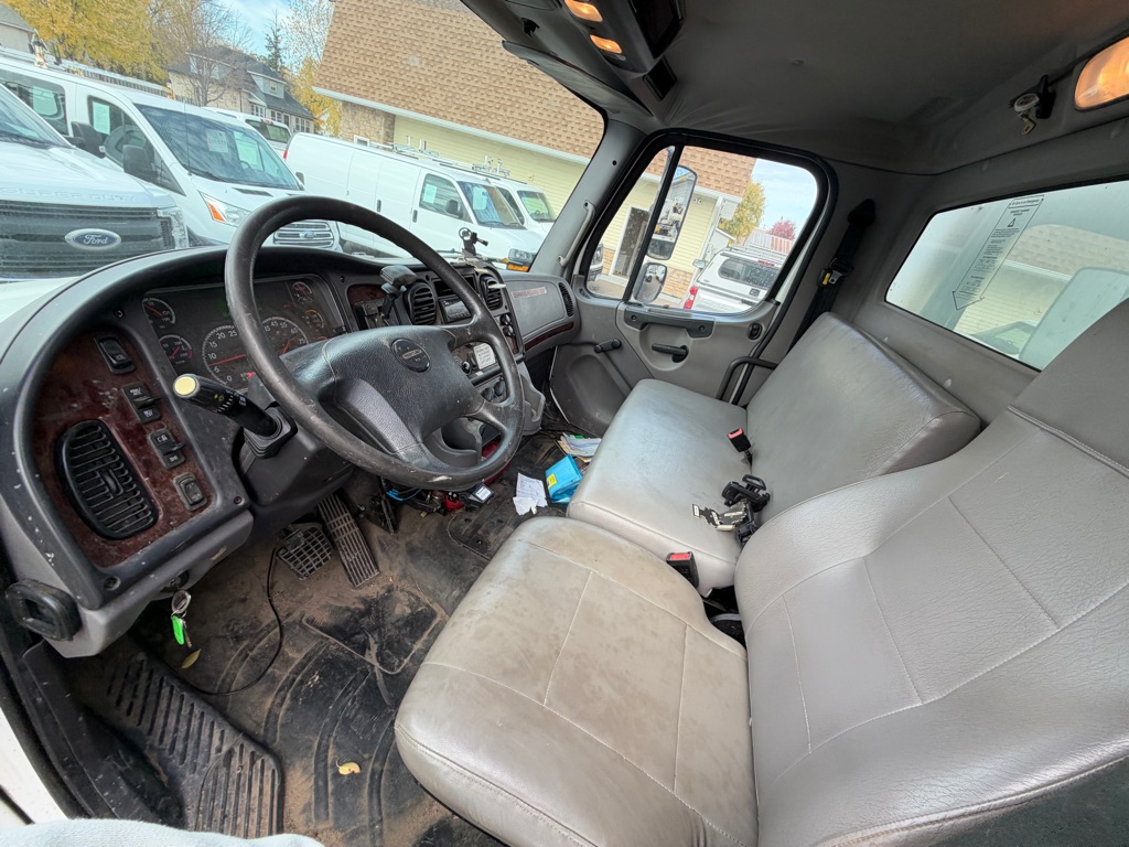 Photo 11 of this FREIGHTLINER M2 106