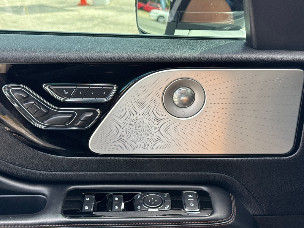Photo 14 of this LINCOLN AVIATOR