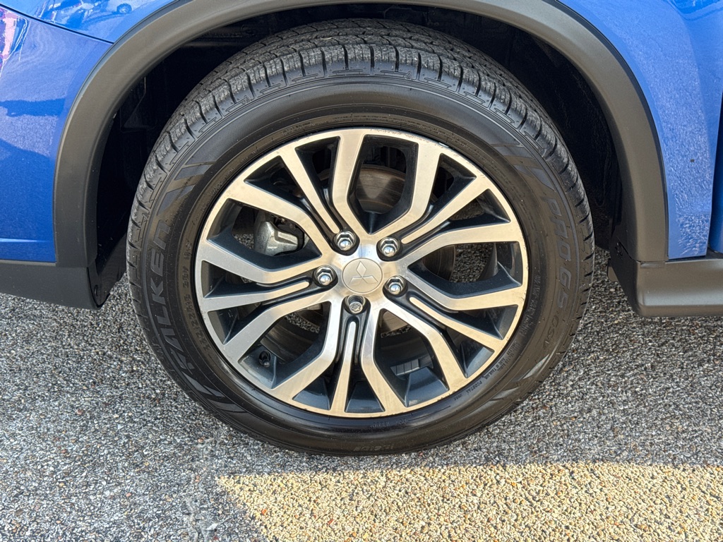 Photo 12 of this MITSUBISHI OUTLANDER SPORT