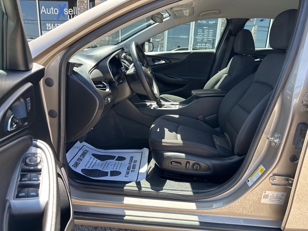 Photo 6 of this CHEVROLET MALIBU