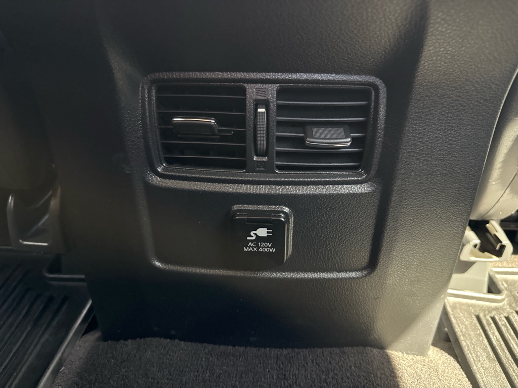 Photo 13 of this NISSAN TITAN XD