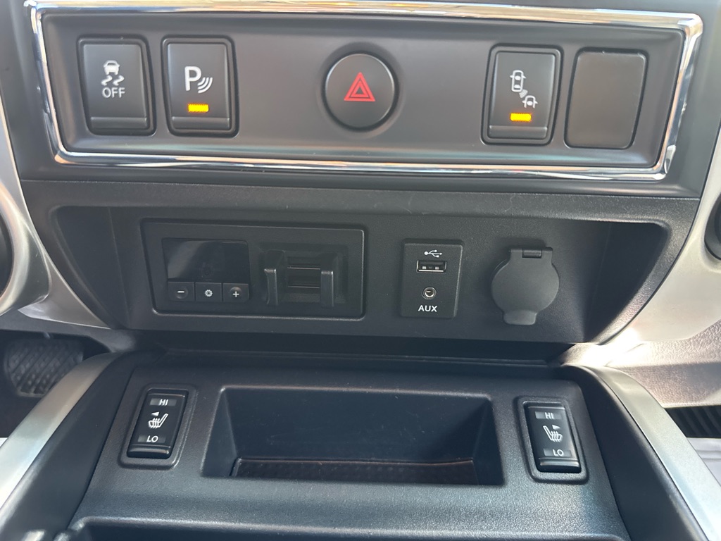 Photo 10 of this NISSAN TITAN XD