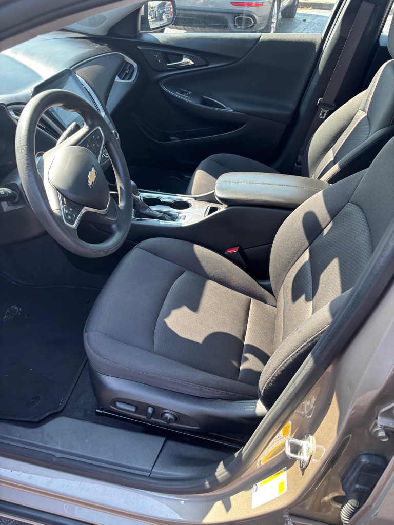 Photo 5 of this CHEVROLET MALIBU