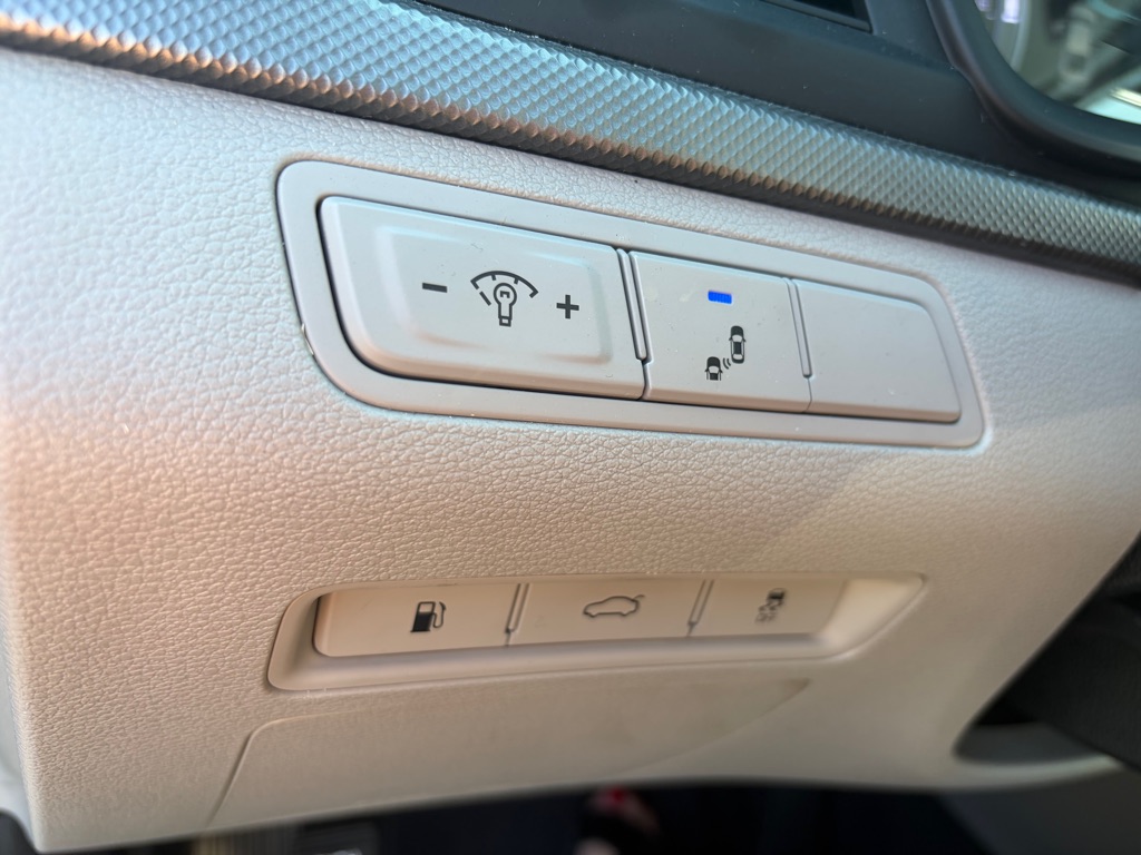 Photo 10 of this HYUNDAI SONATA HYBRID