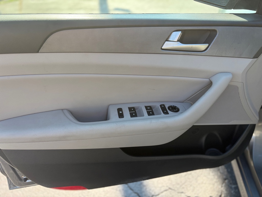 Photo 9 of this HYUNDAI SONATA HYBRID