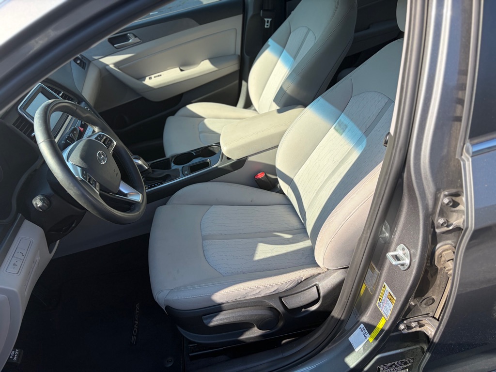Photo 11 of this HYUNDAI SONATA HYBRID