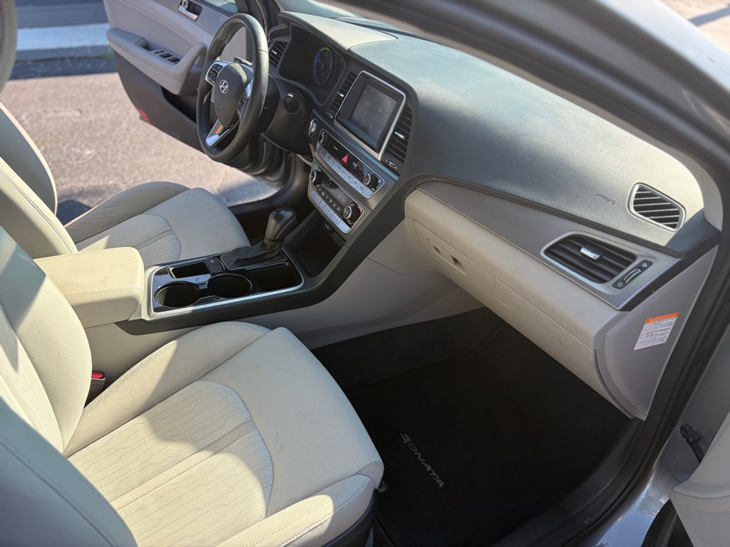 Photo 12 of this HYUNDAI SONATA HYBRID