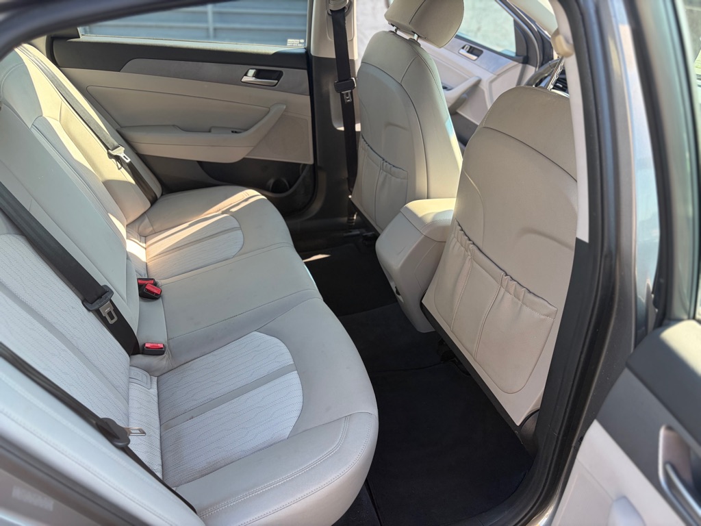 Photo 21 of this HYUNDAI SONATA HYBRID