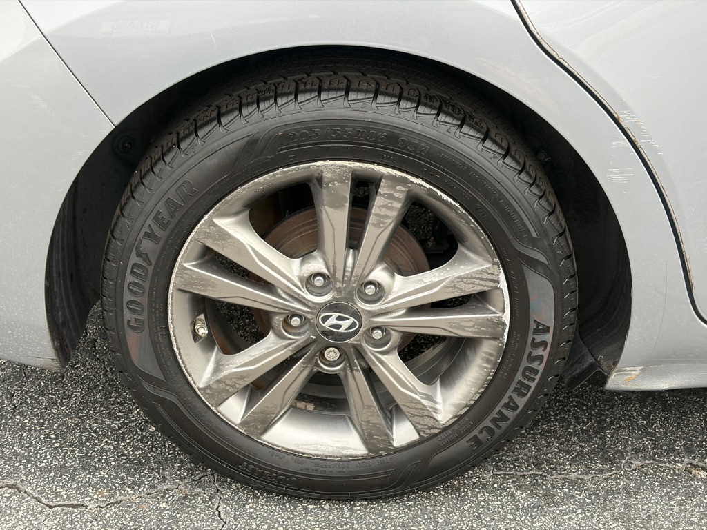 Photo 12 of this HYUNDAI ELANTRA
