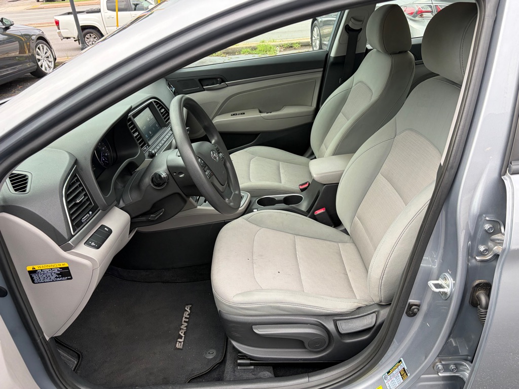 Photo 6 of this HYUNDAI ELANTRA