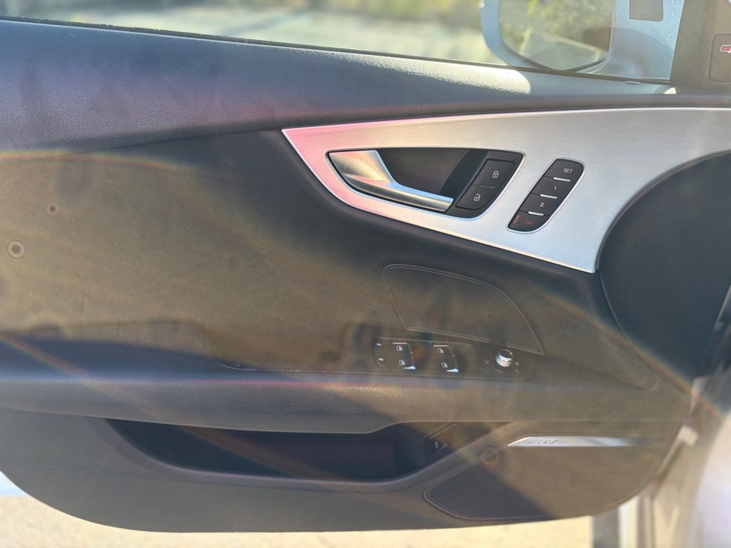 Photo 10 of this AUDI A7