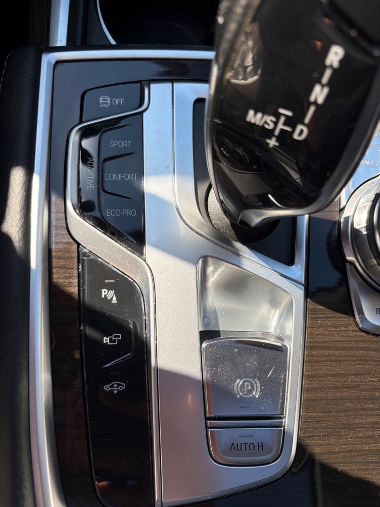 Photo 14 of this BMW 7 SERIES