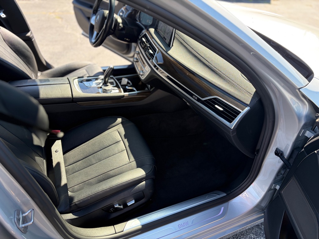 Photo 19 of this BMW 7 SERIES