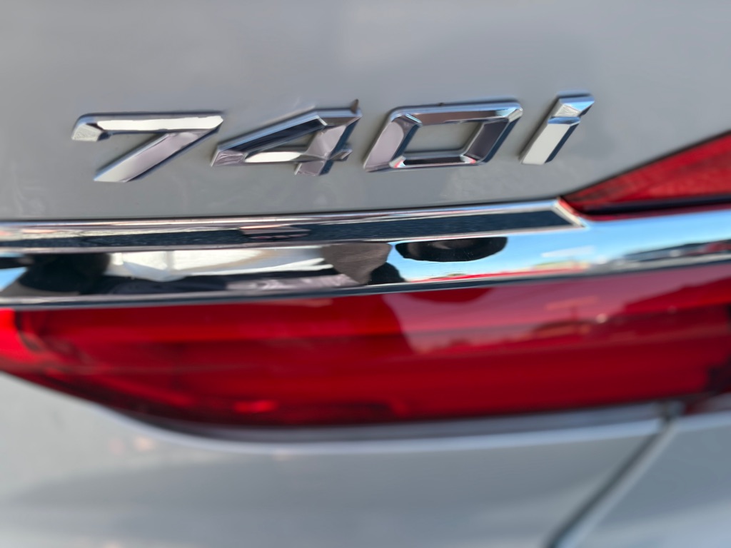 Photo 6 of this BMW 7 SERIES