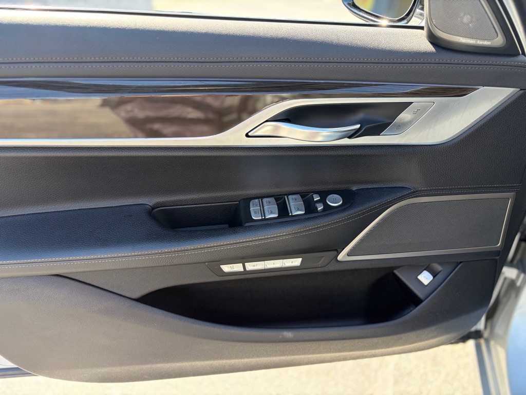 Photo 7 of this BMW 7 SERIES