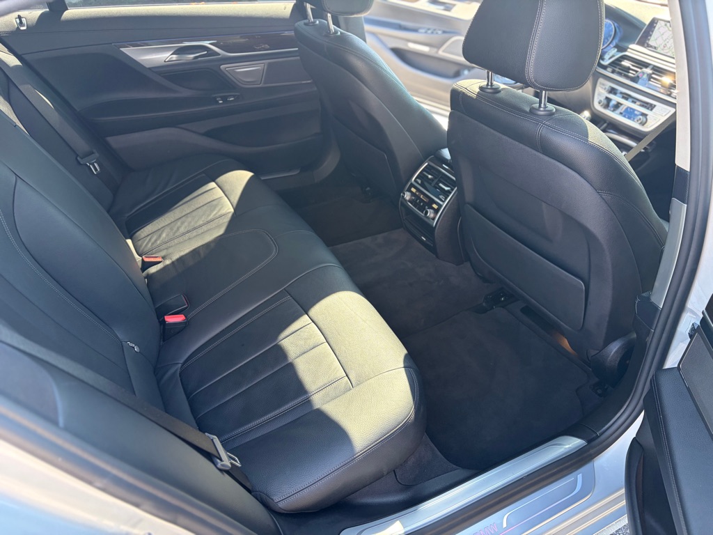 Photo 20 of this BMW 7 SERIES