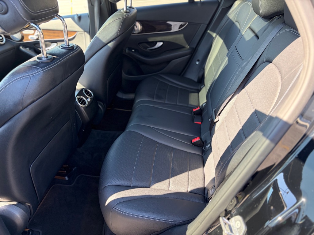 Photo 27 of this MERCEDES-BENZ GLC