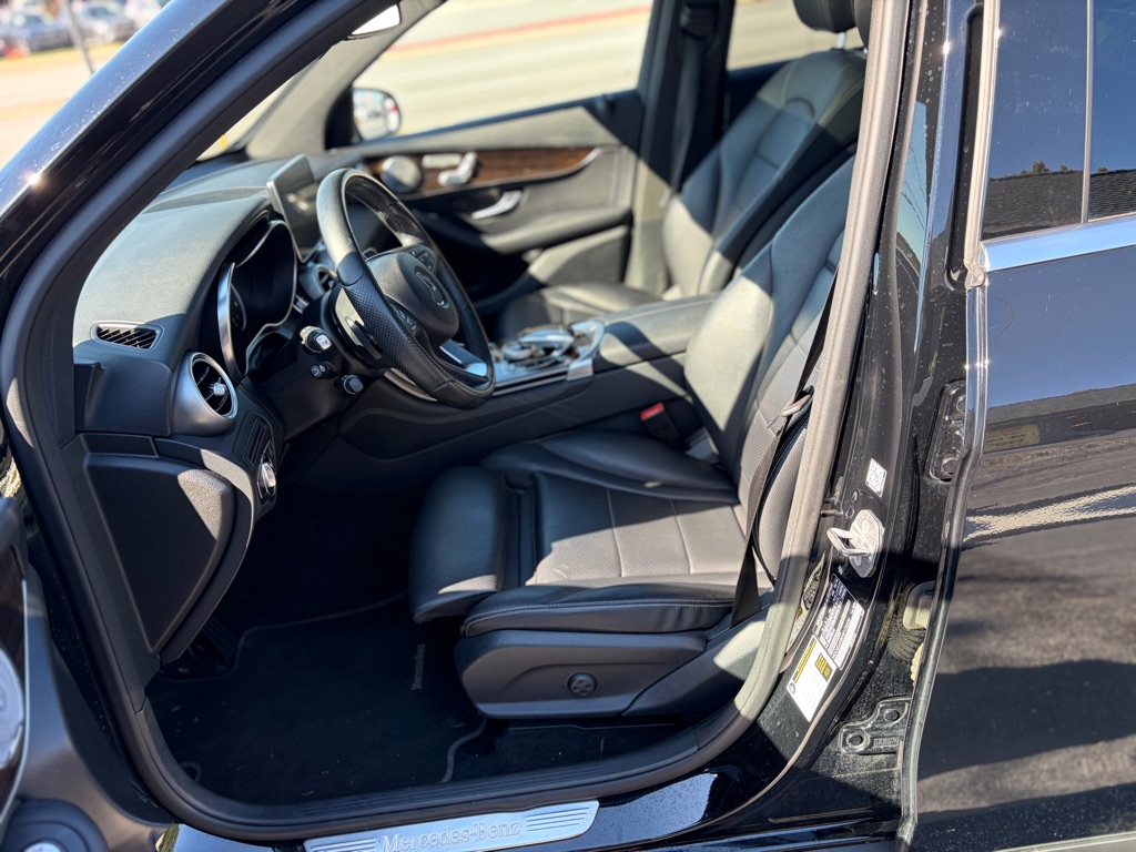 Photo 14 of this MERCEDES-BENZ GLC
