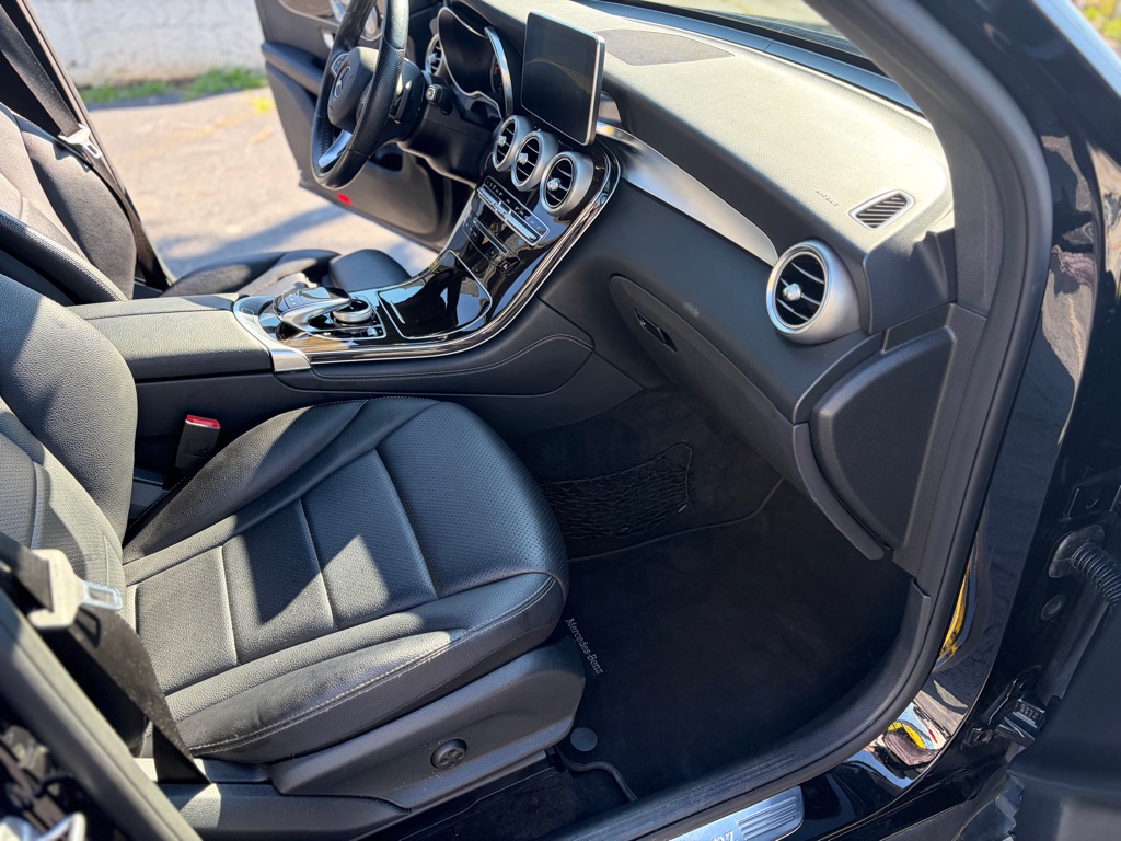 Photo 25 of this MERCEDES-BENZ GLC