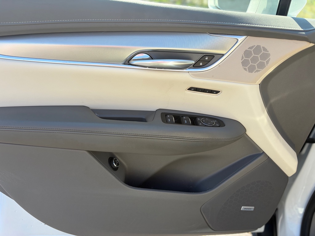 Photo 10 of this CADILLAC XT5