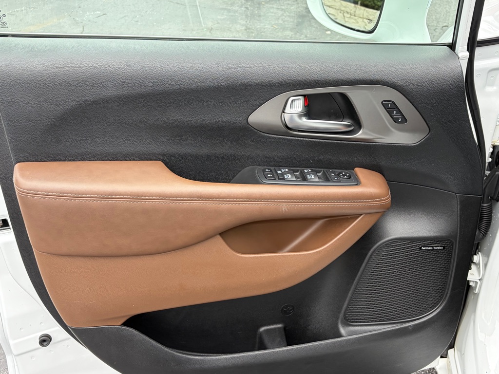 Photo 6 of this CHRYSLER PACIFICA