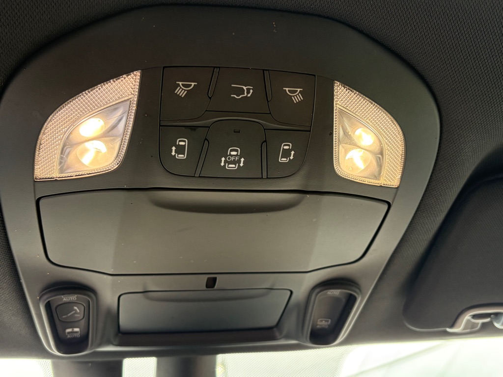 Photo 14 of this CHRYSLER PACIFICA