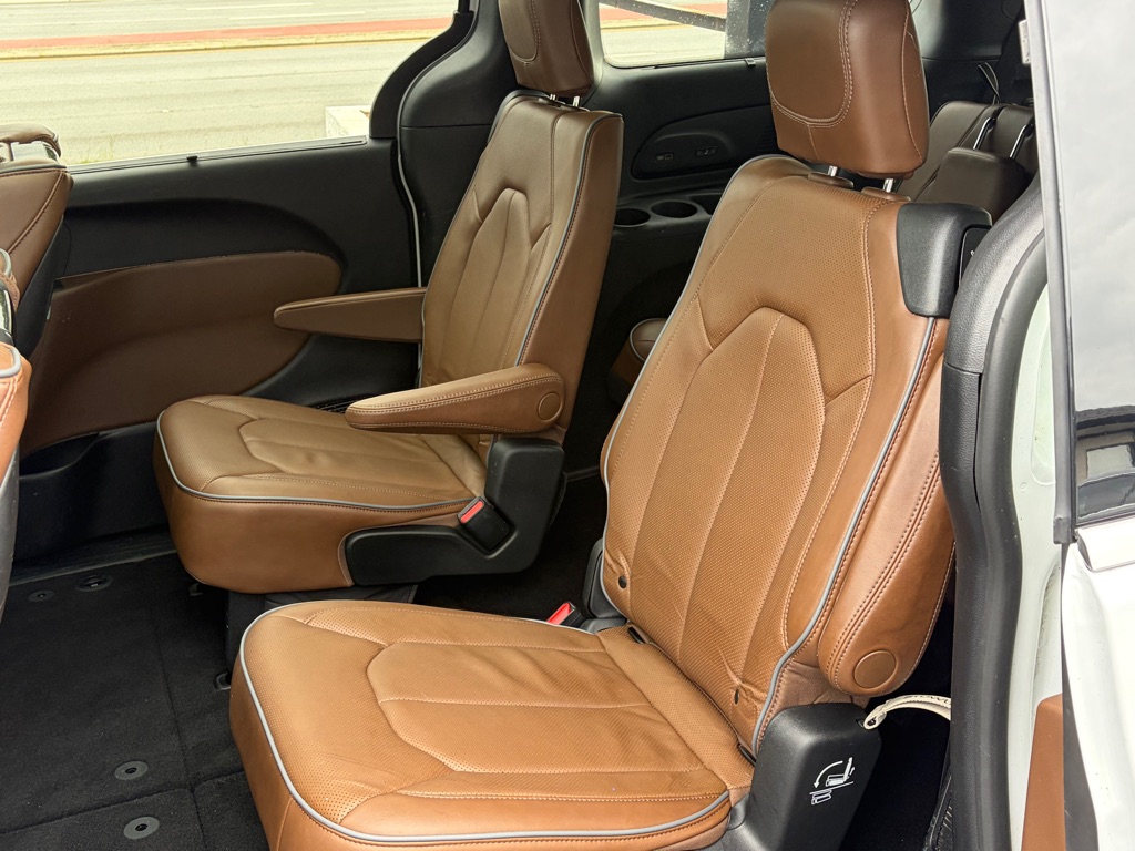 Photo 16 of this CHRYSLER PACIFICA