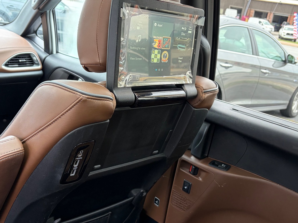 Photo 18 of this CHRYSLER PACIFICA