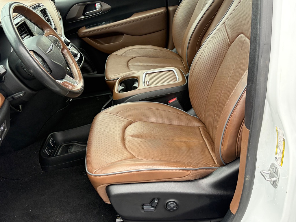 Photo 8 of this CHRYSLER PACIFICA