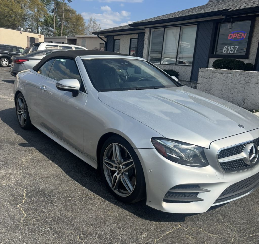Photo 2 of this MERCEDES-BENZ E-CLASS