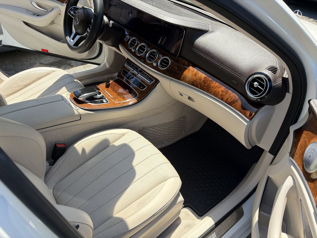 Photo 17 of this MERCEDES-BENZ E300