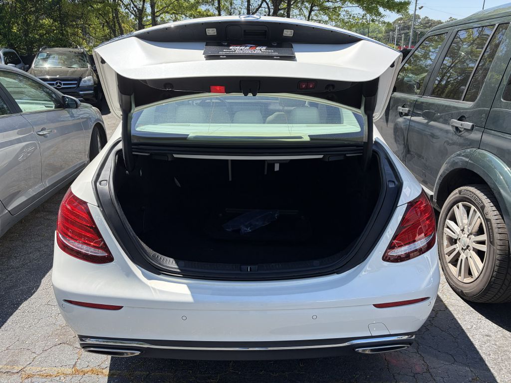 Photo 7 of this MERCEDES-BENZ E300