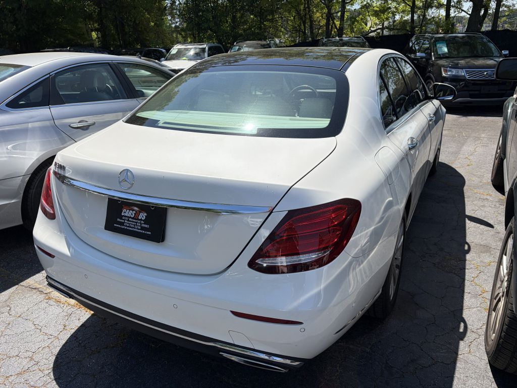 Photo 4 of this MERCEDES-BENZ E300