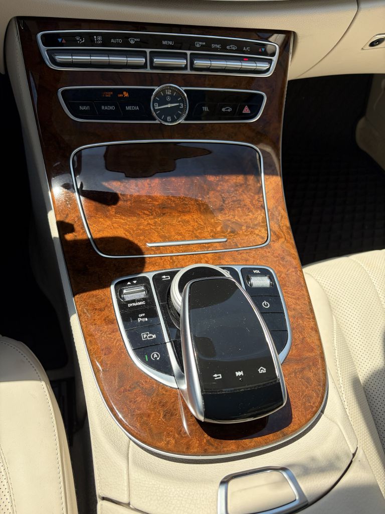 Photo 14 of this MERCEDES-BENZ E300