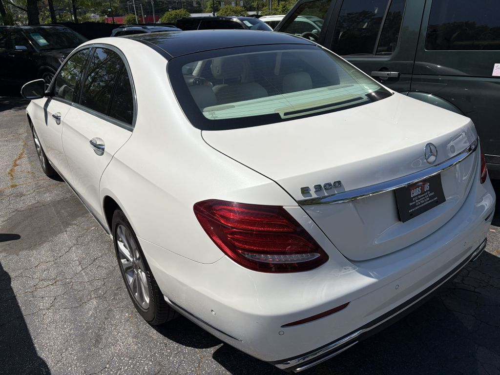 Photo 6 of this MERCEDES-BENZ E300