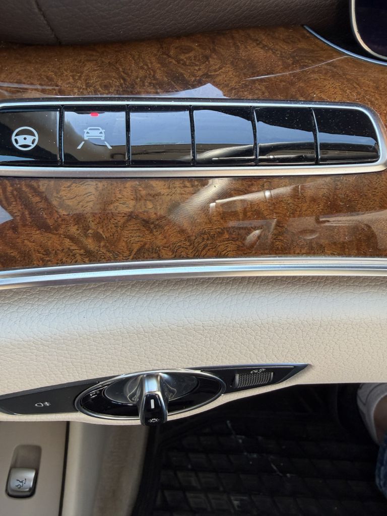 Photo 10 of this MERCEDES-BENZ E300