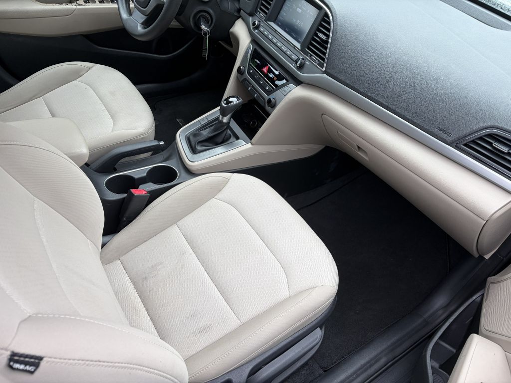 Photo 12 of this HYUNDAI ELANTRA