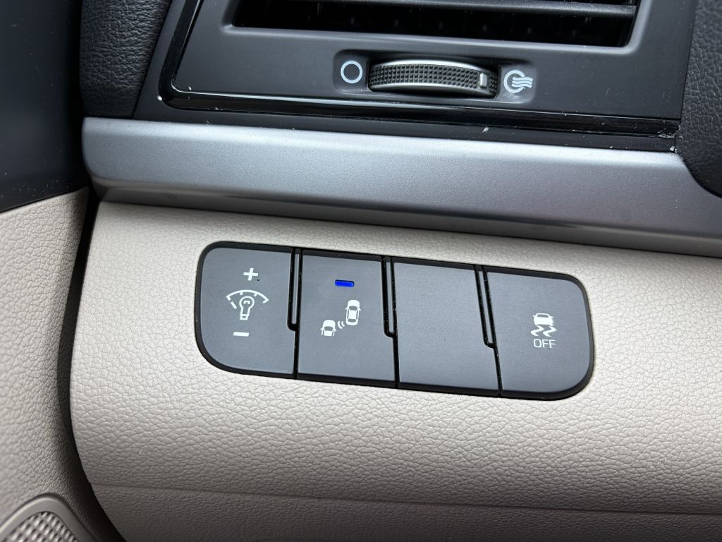 Photo 3 of this HYUNDAI ELANTRA