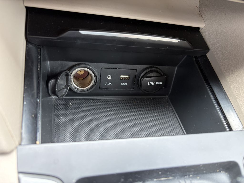 Photo 10 of this HYUNDAI ELANTRA