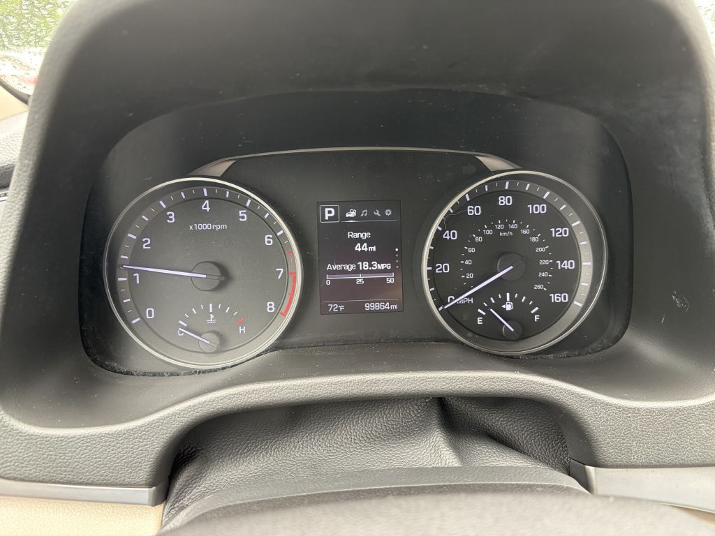 Photo 4 of this HYUNDAI ELANTRA