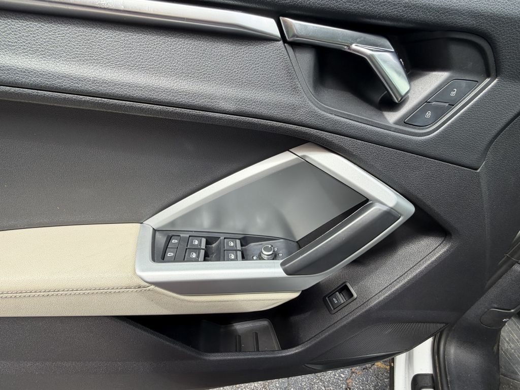 Photo 6 of this AUDI Q3