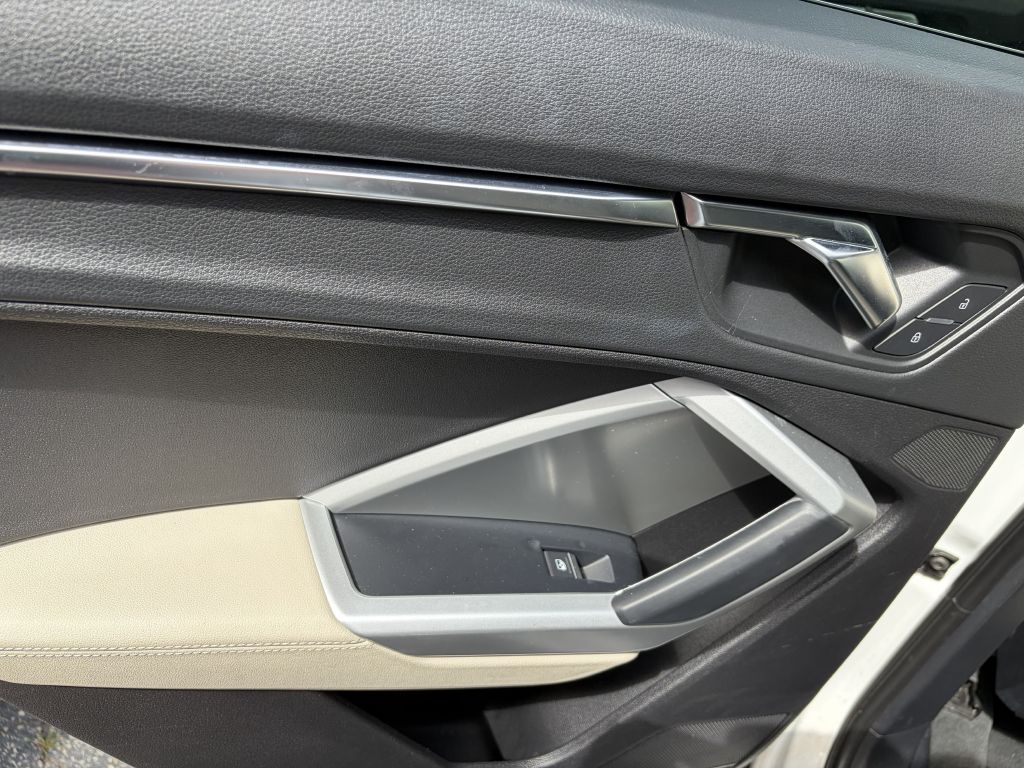 Photo 17 of this AUDI Q3
